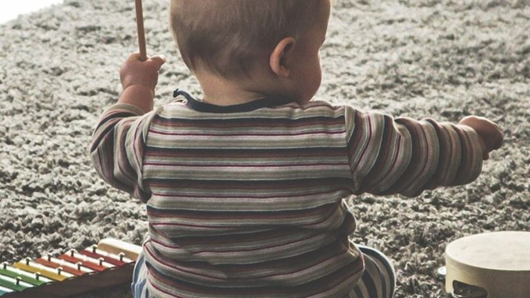 Guagua terminó en hospital tras ser rociada con pegamento por enfermera que arreglaba sus uñas postizas