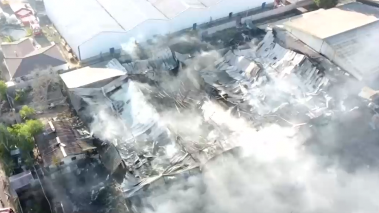 Gigantesco incendio afectó a galpones y casas en San Bernardo: 250 bomberos controlaron la emergencia