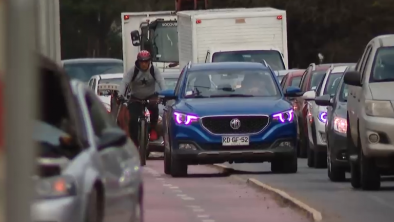 Imprudente práctica en plena hora punta: Conductores usan ciclovía para evadir el taco en Lampa