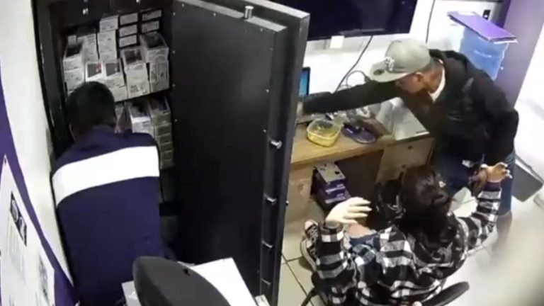 Robaron cerca de 100 celulares y fueron grabados: Así fue el descarado asalto en una tienda en Colina