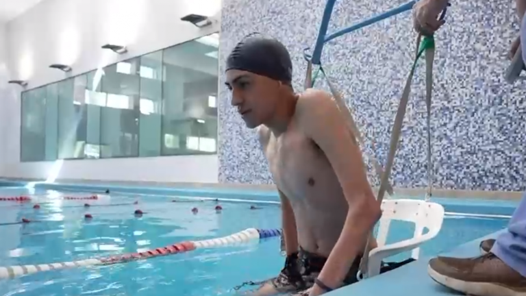 Varios compiten y ganan medallas: Cómo la natación cambió la vida de pacientes de la Teletón