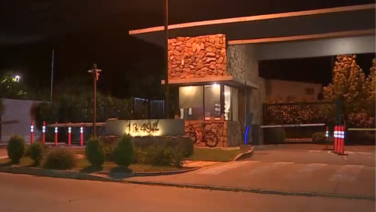 Violento asalto en condominio de Chicureo: Asaltantes encerraron y amarraron a la dueña de casa