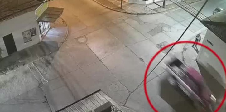 Chocó cinco vehículos y huyó: El conductor iba a exceso de velocidad y perdió el control de la camioneta