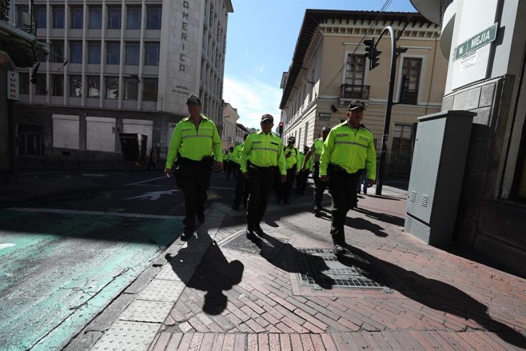 Carros bomba estallaron al lado de una patrulla en Ecuador: Hay dos policías fallecidos