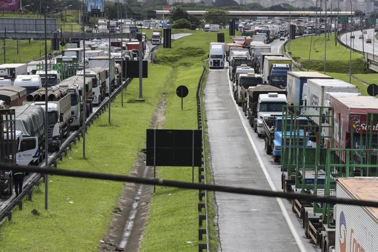 Continúan los bloqueos de camioneros en Brasil tras triunfo de Lula: Bolsonaro se mantiene en silencio