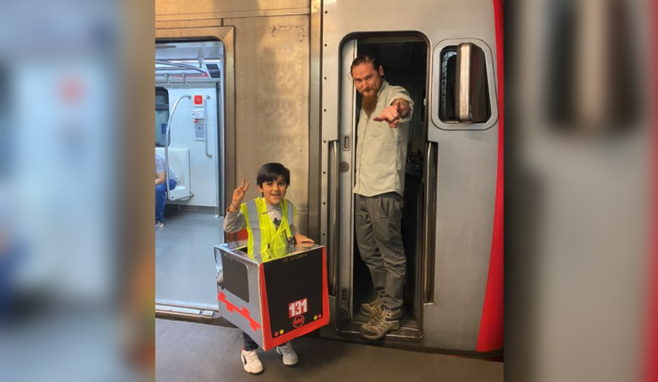 Tren a La Cisterna: El tierno registro de un niño que cumplió su sueño y se disfrazó del Metro de Santiago