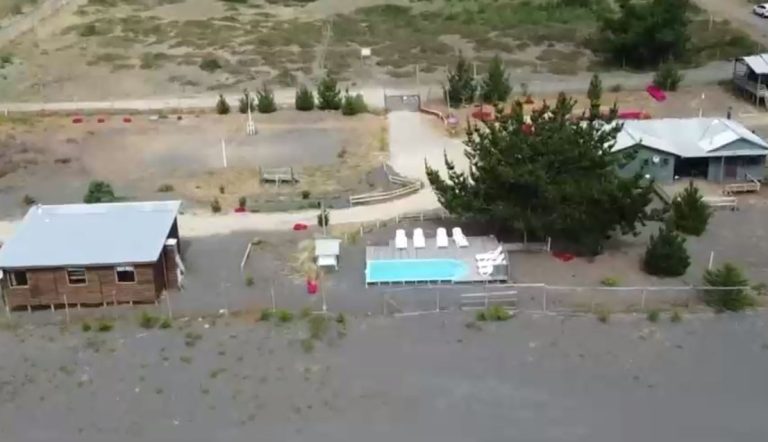 Cuestionan construcción de cabañas en terreno fiscal: Están a solo metros de la playa