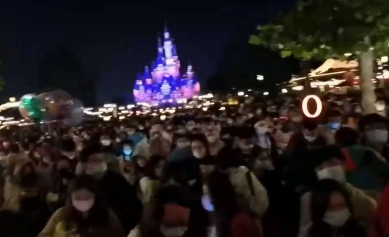 ¿Cuarentena en Disneyland? Así se vivió el confinamiento de miles de personas por brote de COVID-19