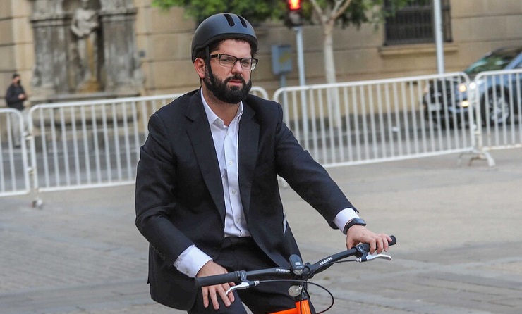 Con agentes camuflados: Así es el protocolo de seguridad del pdte. Boric para llegar en bicicleta a La Moneda
