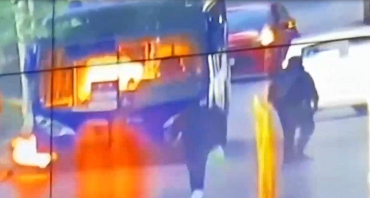 Encapuchados queman bus del transporte público en Macul: Lanzaron una bomba molotov tras amedrentar al chofer