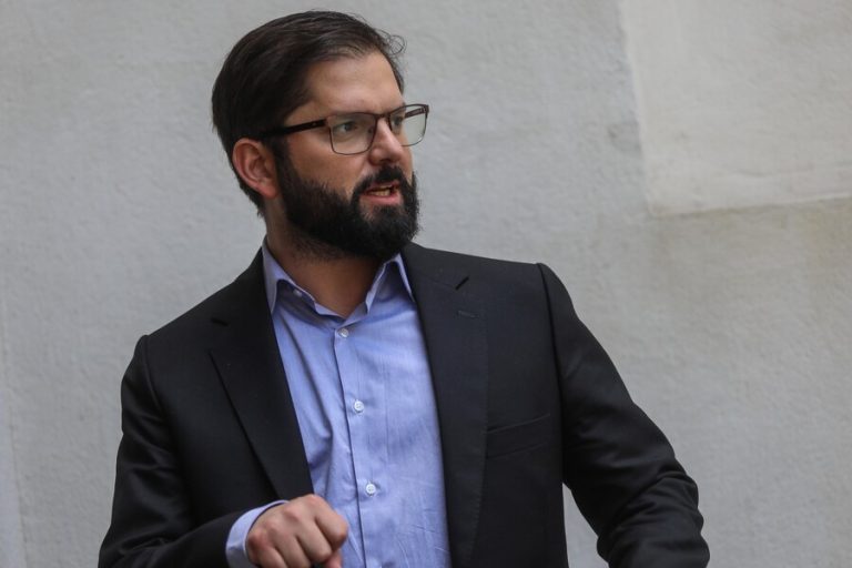 Hizo fuerte autocrítica: Aprobación de pdte. Gabriel Boric cayó a un 31% y desaprobación subió a un 57%