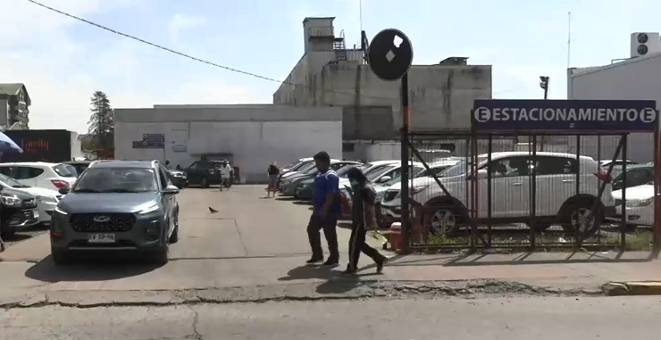 En medio de ola de calor: Madre encerró en auto a su guagua para ir de compras en Los Ángeles