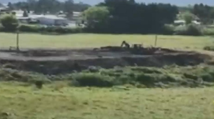 Hasta con retroexcavadoras sin patentes: Denuncian trabajos ilegales en Humedal Boca Maule de Coronel