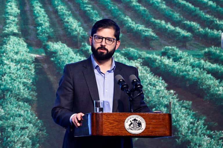 Cadem: Respaldo al pdte. Boric continúa a la baja y aprobación a Carabineros llega al nivel más alto en 6 años