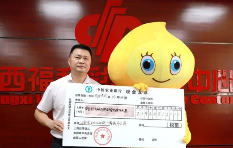 Hombre ganó la lotería y cobró el premio disfrazado de pájaro para que su familia no le pida dinero