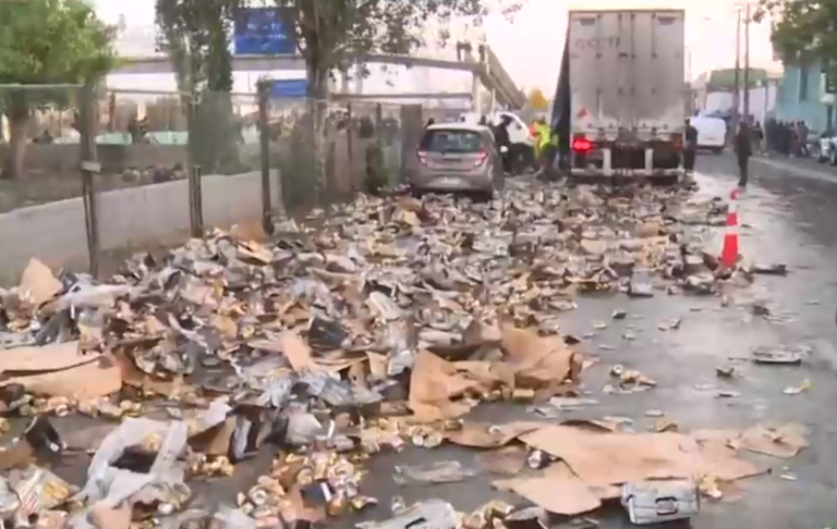 Cervezas terminaron derramadas en Lo Valledor tras accidente de camión: Hubo detenidos por hurto
