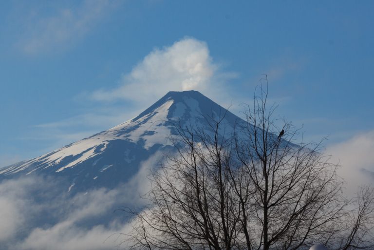 Tras aumento de actividad del volcán Villarrica: Onemi decreta Alerta Amarilla y fija perímetro de seguridad