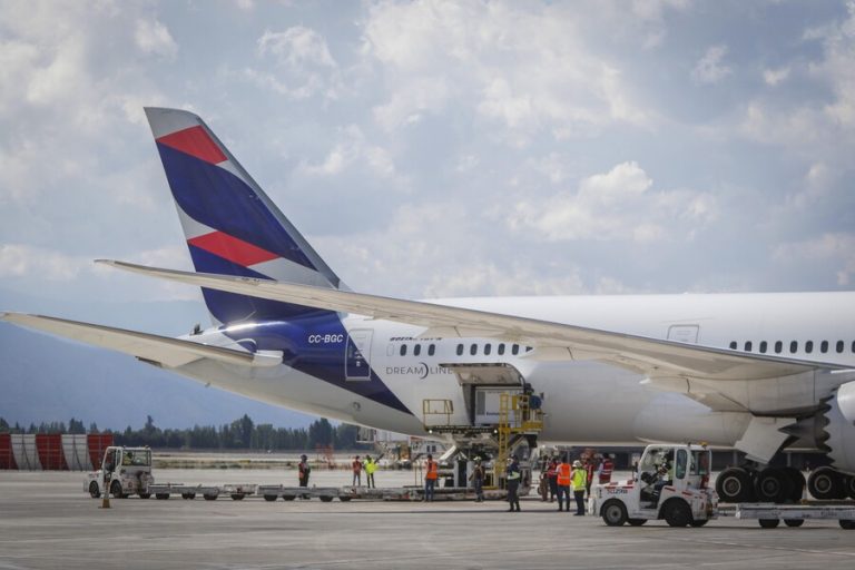 Sindicato de pilotos de Latam advierte inminente huelga: Empresa aclaró que ocurrirá con los vuelos