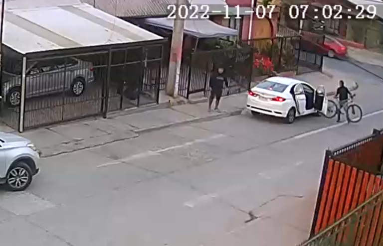 Sujetos realizaron insólita encerrona en La Florida: Interceptaron al conductor en bicicletas