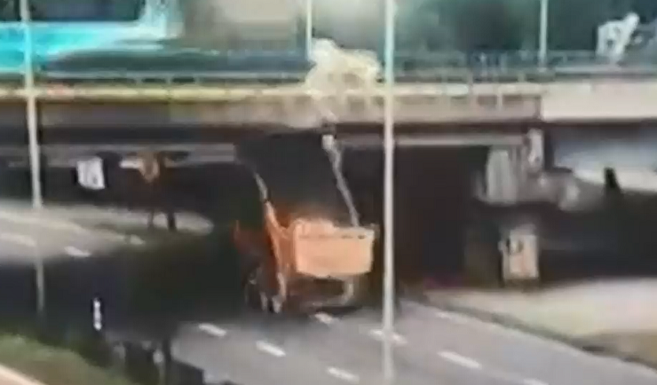 Camión protagonizó impresionante accidente en puente de Concepción: Conductor quedó atrapado en la máquina