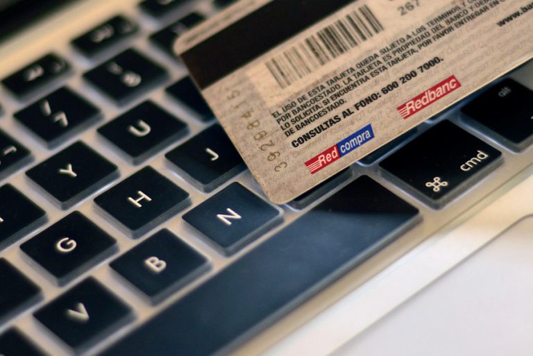 Alerta por aumento de estafas vía internet: Así es la elaborada técnica que utilizan los delincuentes