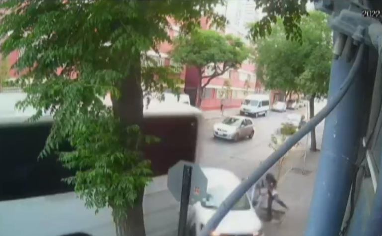 Captan momento exacto en que un bus chocó a fiscalizadores para evitar control en Santiago Centro