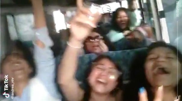 Amigas sufrieron insólito percance mientras cantaban Mon Laferte en un bus y se transforman en viral