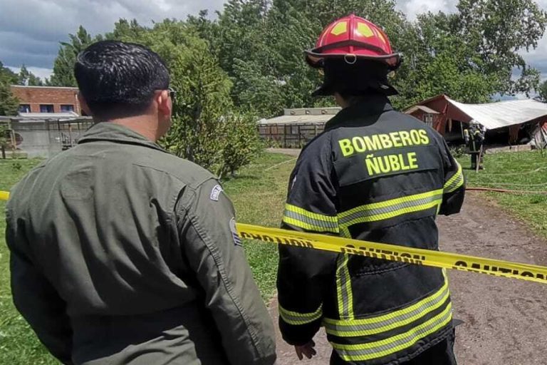 Avioneta de la Fach cayó al interior de un colegio en Chillán: Confirman al menos un lesionado