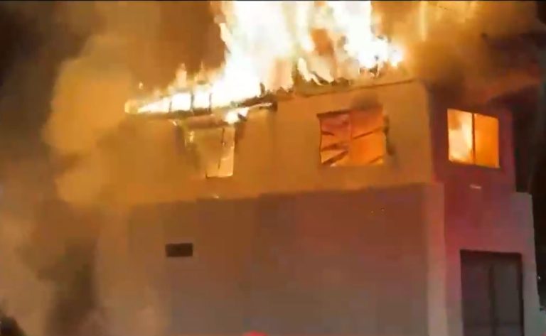 Voraz incendio consumió vivienda en Estación Central: Investigan posible falla eléctrica