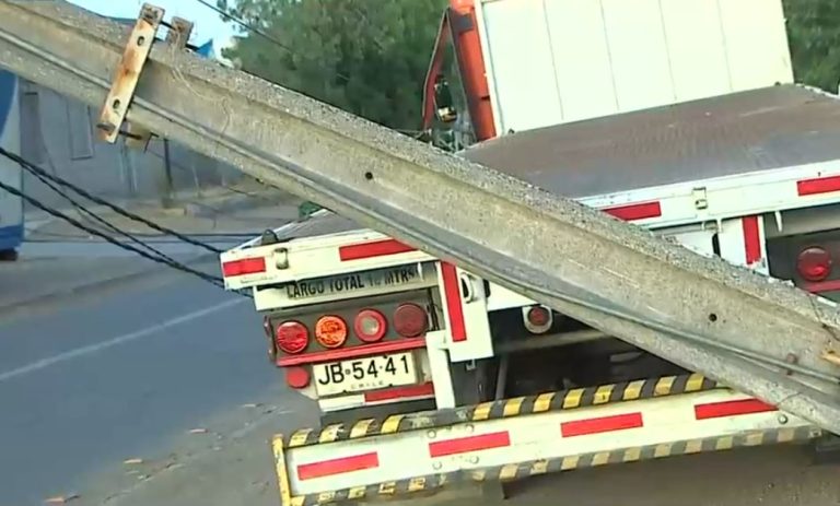 Camión botó 14 postes de luz en San Joaquín y dejó a todo el sector sin servicio eléctrico