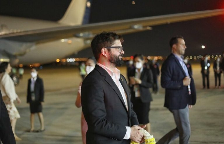 Pdte. Boric aterrizó en Tailandia para participar de la cumbre APEC: 