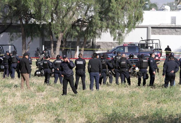 Entre los fallecidos está el secretario de Seguridad del Estado: Helicóptero en pleno vuelo se cae en México