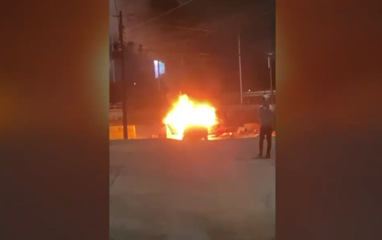 Fue formalizado y quedó en libertad: Queman auto y atacan casa de acusado de abuso sexual en Cerro Navia