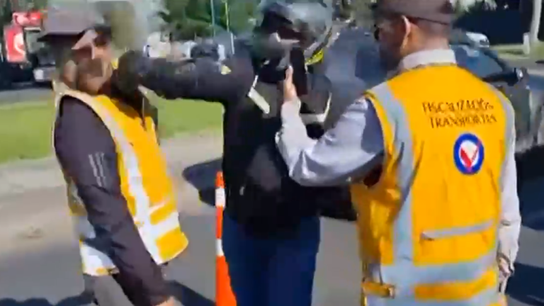 Sin previo aviso: Motociclista golpeó a fiscalizador de transportes que anotó su patente en Maipú