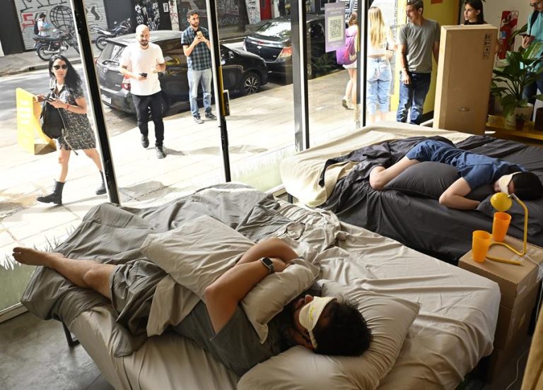 Empresa que vende colchones ofreció pagar $56 mil pesos por dormir siesta en su local