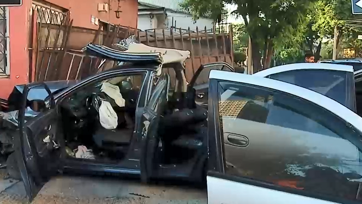Auto quedó incrustado en casa tras accidente en Estación Central: Conductores habrían manejado ebrios