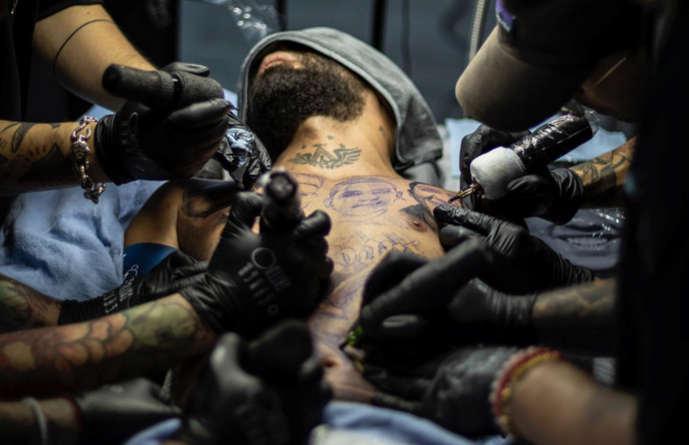 8 horas con anestesia: Así se hizo el enorme tatuaje de Arcángel en honor a su fallecido hermano