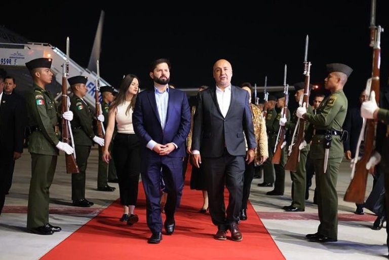 Pdte. Boric llega a México acompañado de Beatriz Sánchez en su debut como embajadora: Esta será su agenda