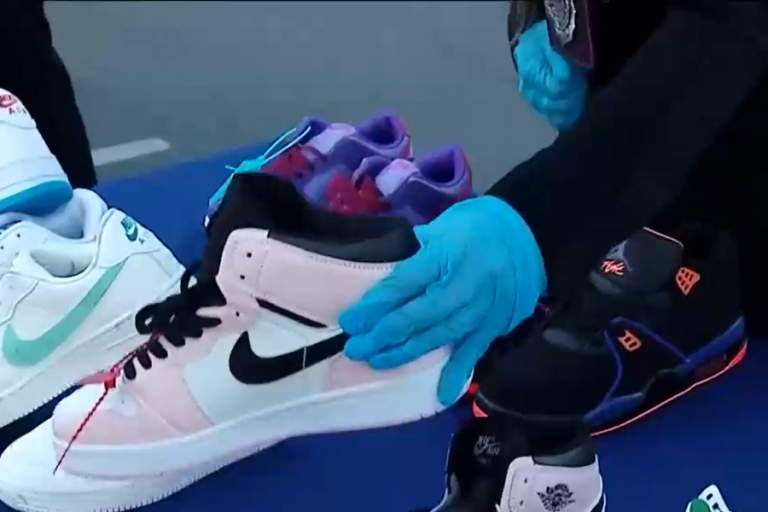 Incautan $3.700 millones en zapatillas falsas desde locales de Meiggs: Productos eran vendidos como originales