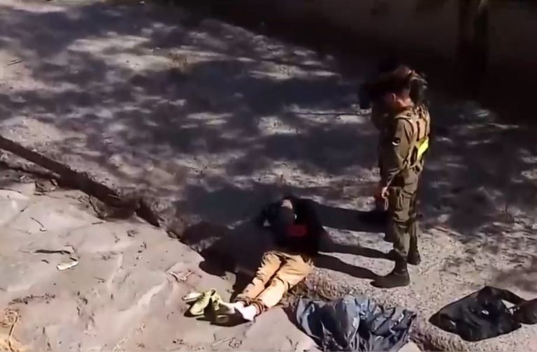 Hombre se lanzó a la ribera del río Mapocho para escapar de Carabineros: Lo detuvieron igual