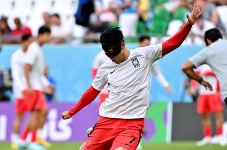 ¿Batman o El Zorro? Jugador de Corea del Sur llamó la atención por usar particular máscara en Qatar 2022