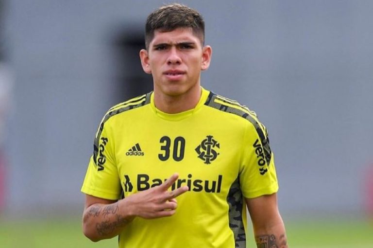 Detienen al futbolista Carlos Palacios tras denuncia por amenazas de muerte a su ex pareja