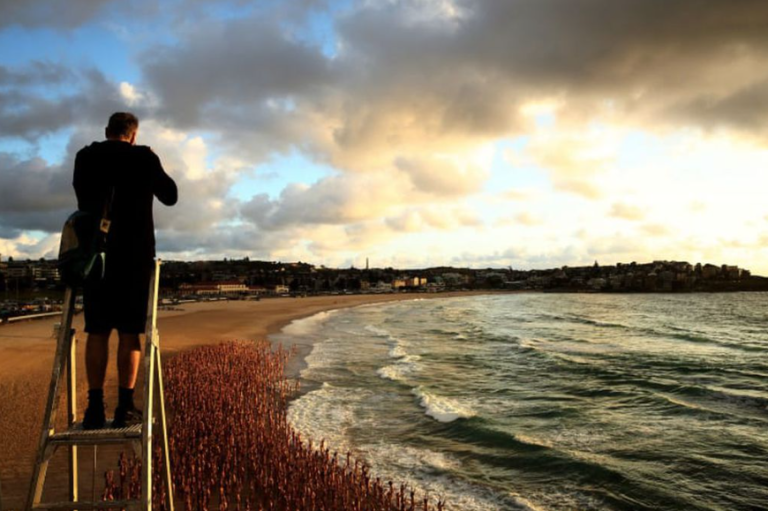 Spencer Tunick vuelve con su original técnica: Fotografió a dos mil personas desnudas en playa de Australia