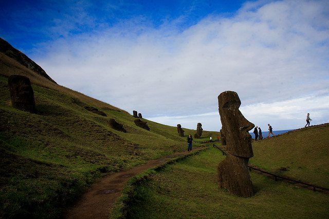 A dos meses del incendio: Unesco financiará la reparación de moais y restos arqueológicos quemados en Rapa Nui