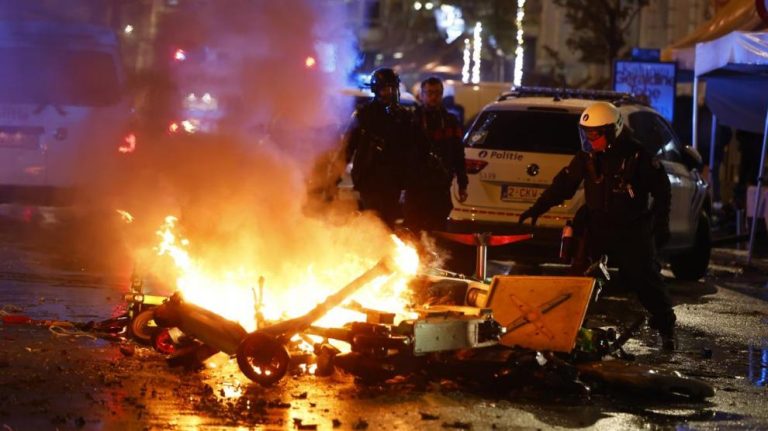 Proyectiles, incendios y destrucción: Graves disturbios en Bruselas tras triunfo de Marruecos frente a Bélgica