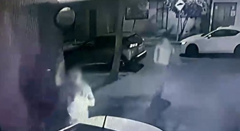 Cámaras captaron violento portonazo a vehículo de alta gama en edificio de Santiago centro