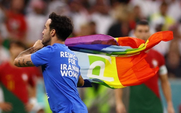 Qatar 2022: Hombre ingresó a la cancha con bandera LGBTIQ+ y mensaje a favor de mujeres iraníes