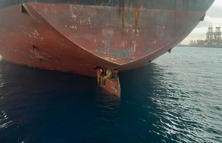 La peor cara de la migración: Hombres viajaron 11 días amarrados al timón de un barco desde Nigeria a España