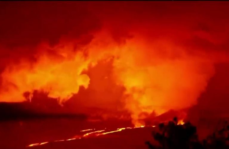 Impactantes imágenes: Registran erupción del gigantesco volcán Mauna Loa de Hawaii que tiñó todo de rojo