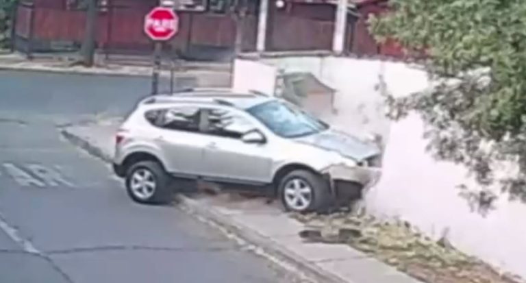 Mujer chocó contra una casa al escapar de encerrona: Cámaras captaron la cinematográfica huida